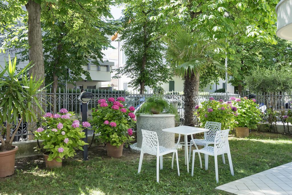 Residence Hamilton Riccione Exteriör bild
