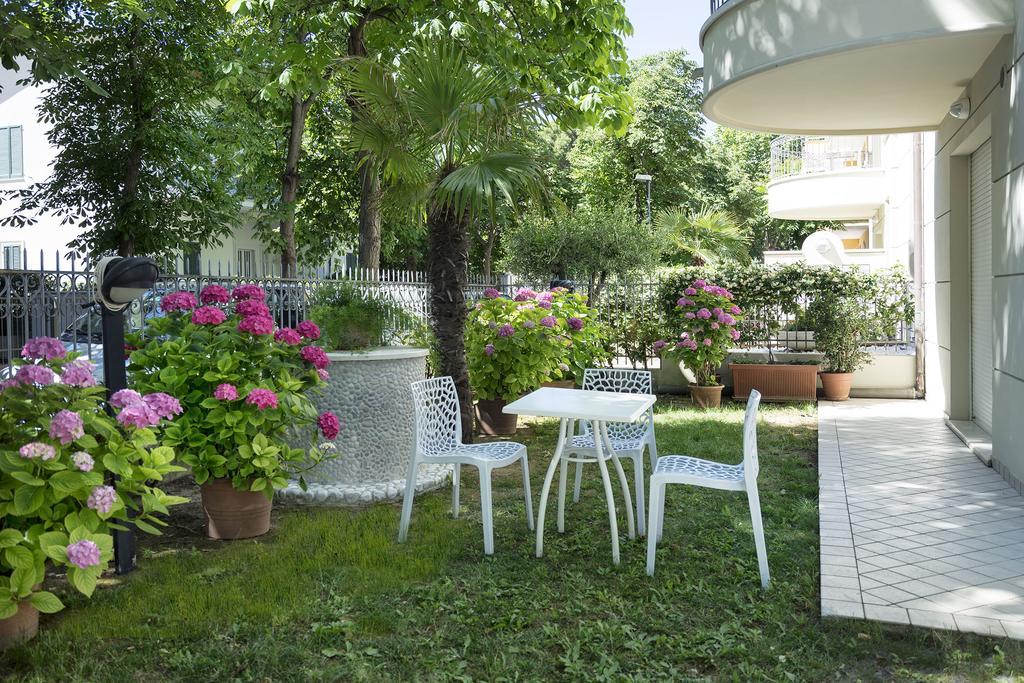 Residence Hamilton Riccione Exteriör bild